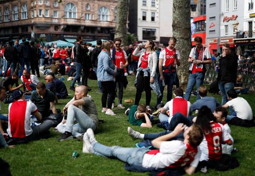 L’invasione dei tifosi dell’Ajax a Londra. Afp